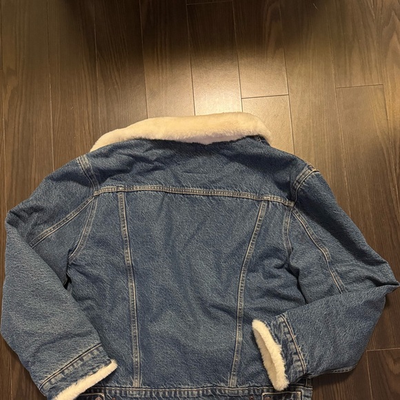 Levi's Premium Faux Fur Ex-Boyfriend Trucker Jacket - Picture 2 of 4